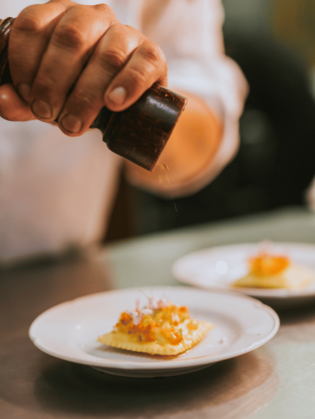 Chef plating a dish at the Estancia El Colibrí restaurant